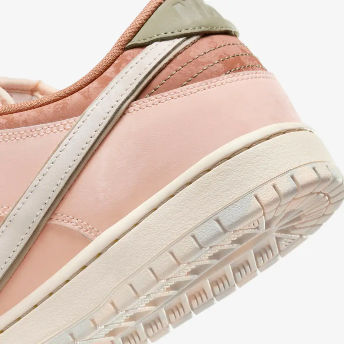 Nike Dunk Low SB "Trocadero Gardens" Creme